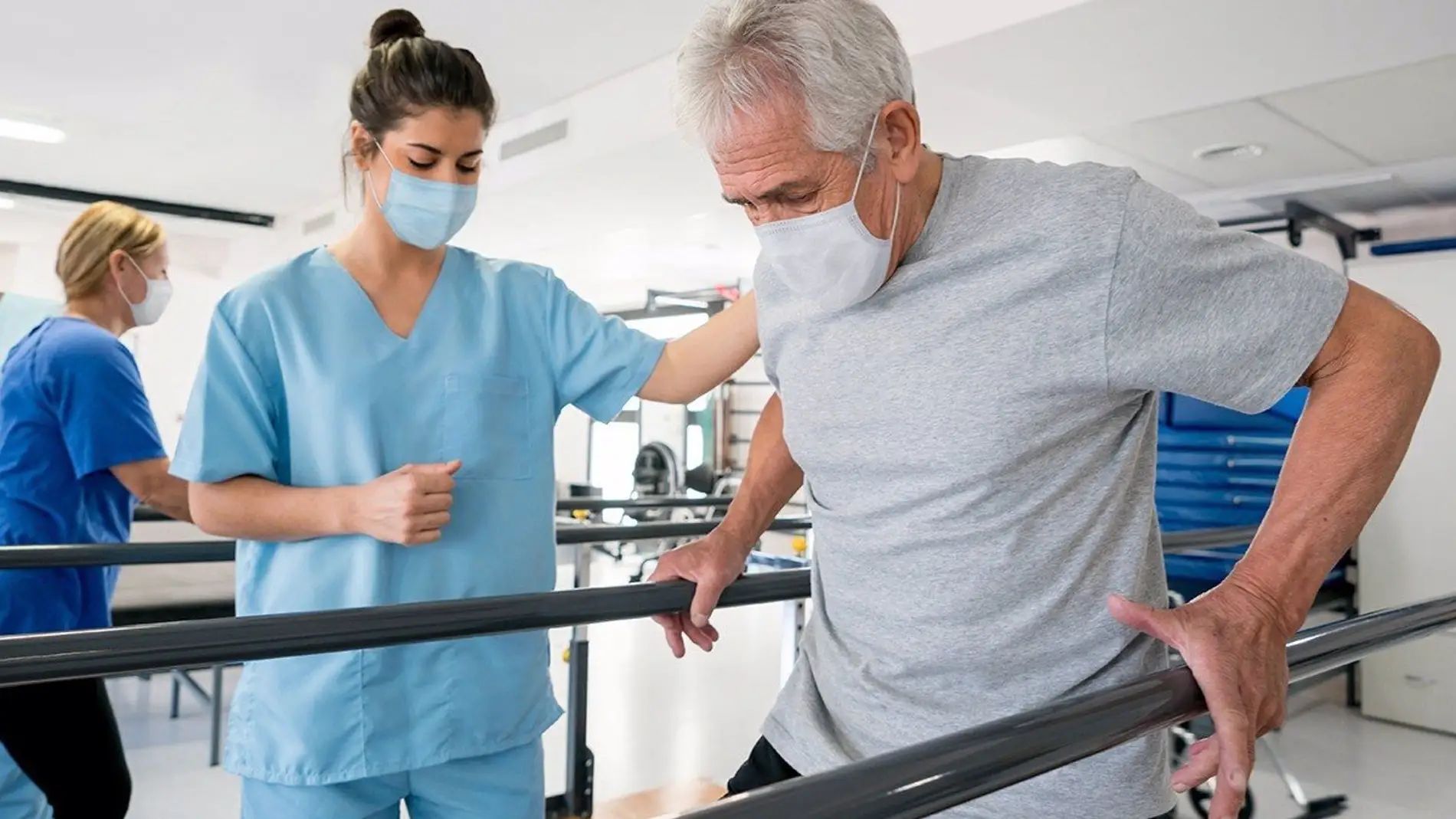 fisio-trabajando-paciente_98