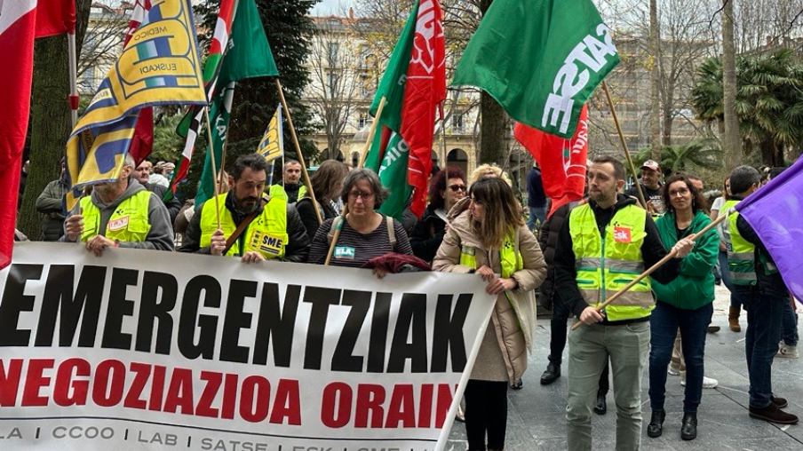 Concentración por las negociación en Emergencias de Osakidetza