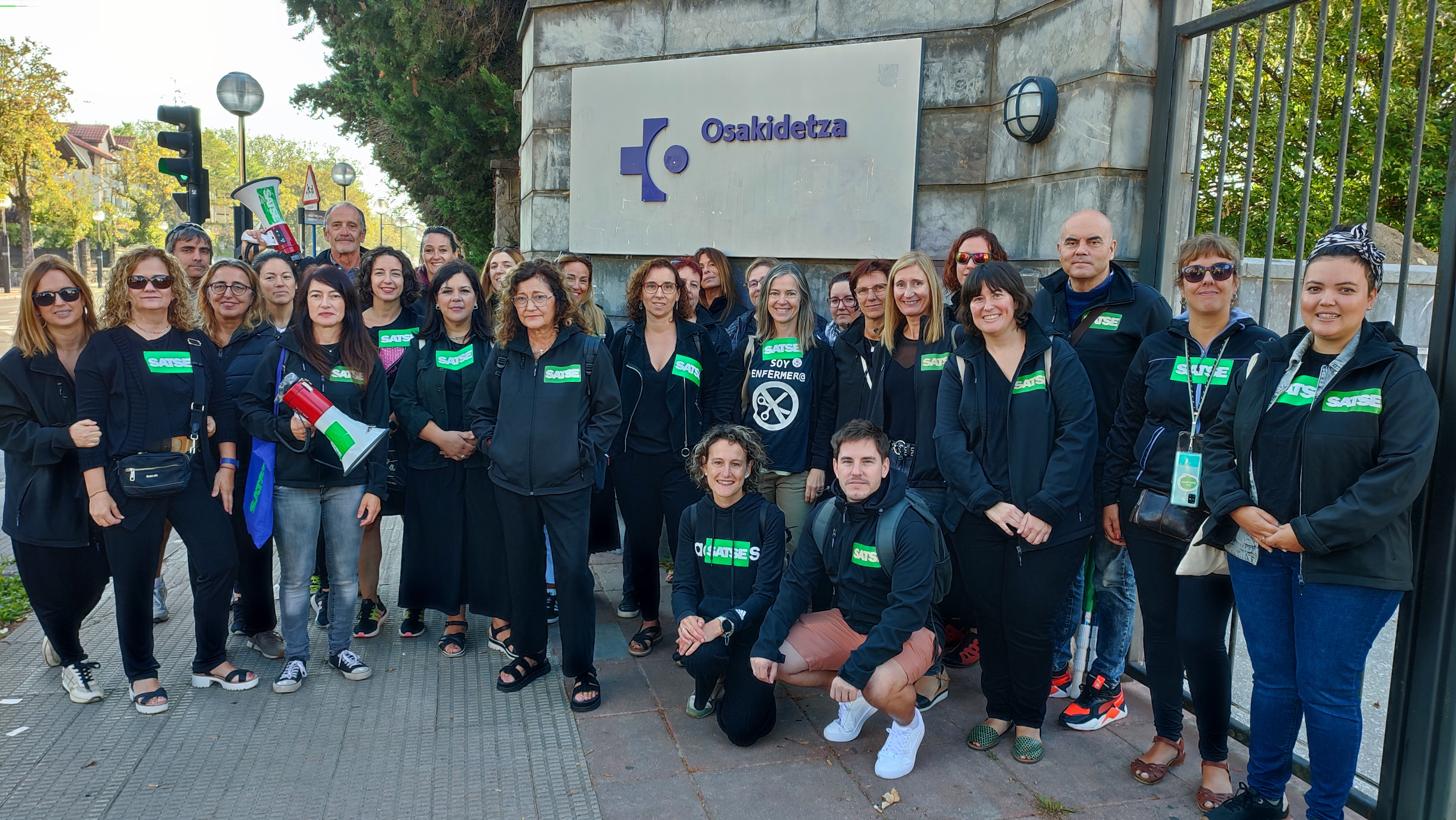 Delegados y delegadas de SATSE protestan ante Servicios Centrales de Osakidetza