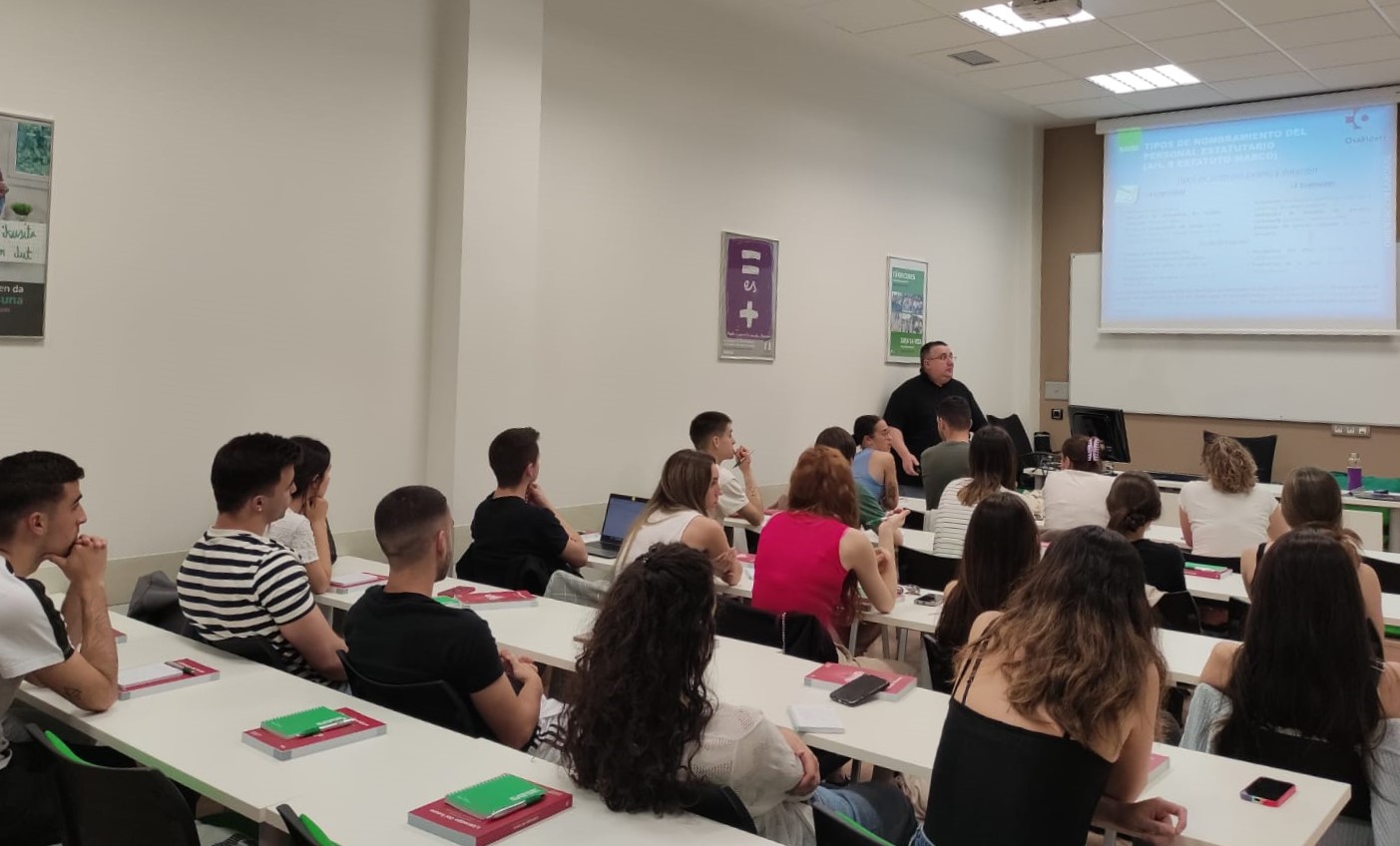 Estudiantes de Enfermería durante la jornada de Araba