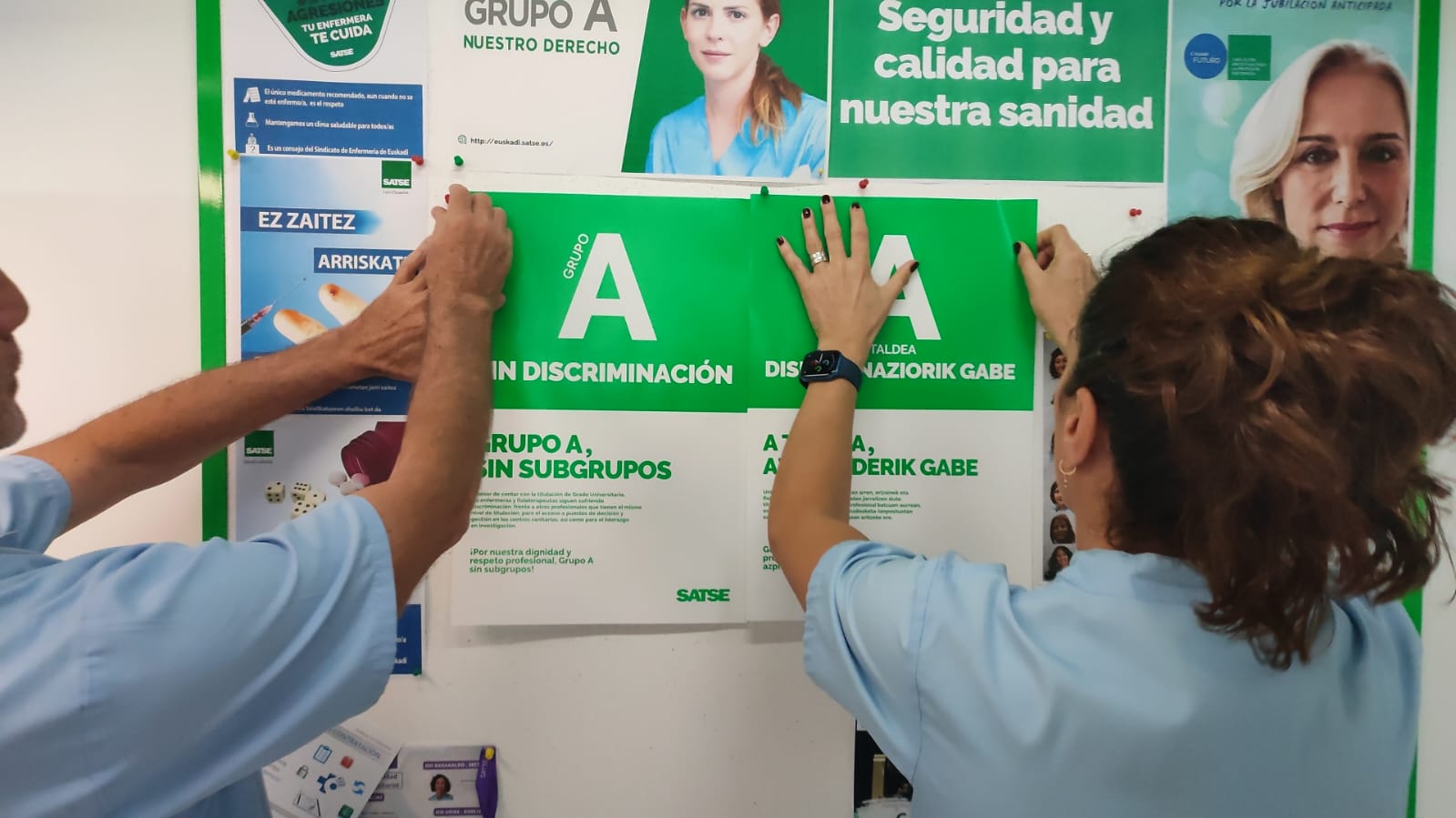 Delegado y delegada colocan carte Grupo A en  Euskadi