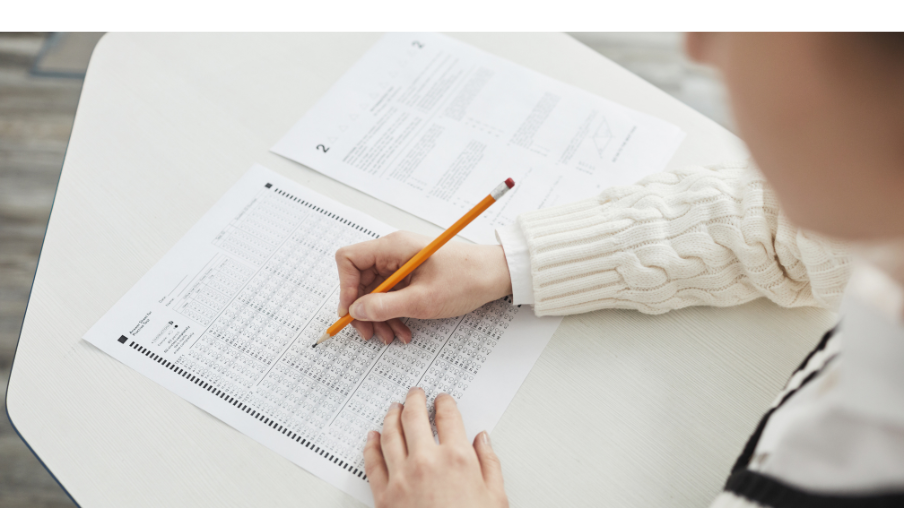 Mujer haciendo examen con planilla